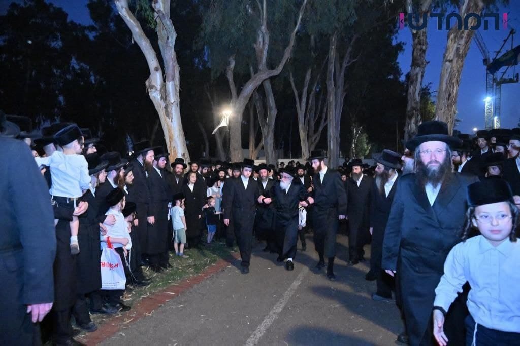 מראות ערב ומוצאי יום כיפור בחצר הקודש ויזניץ