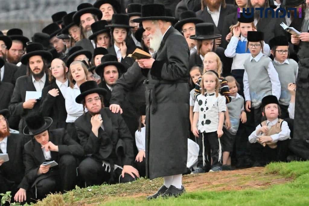 מראות ערב ומוצאי יום כיפור בחצר הקודש ויזניץ