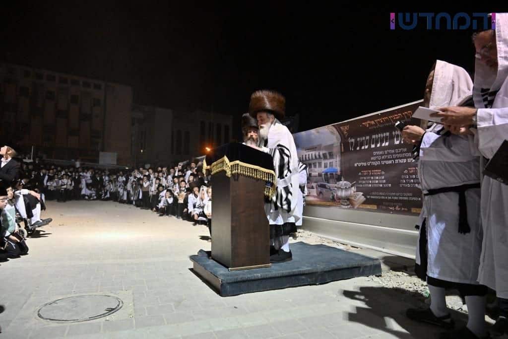 מראות ערב ומוצאי יום כיפור בחצר הקודש ויזניץ