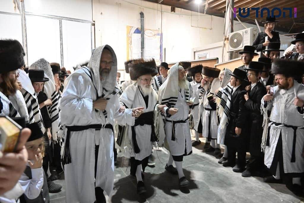 מראות ערב ומוצאי יום כיפור בחצר הקודש ויזניץ