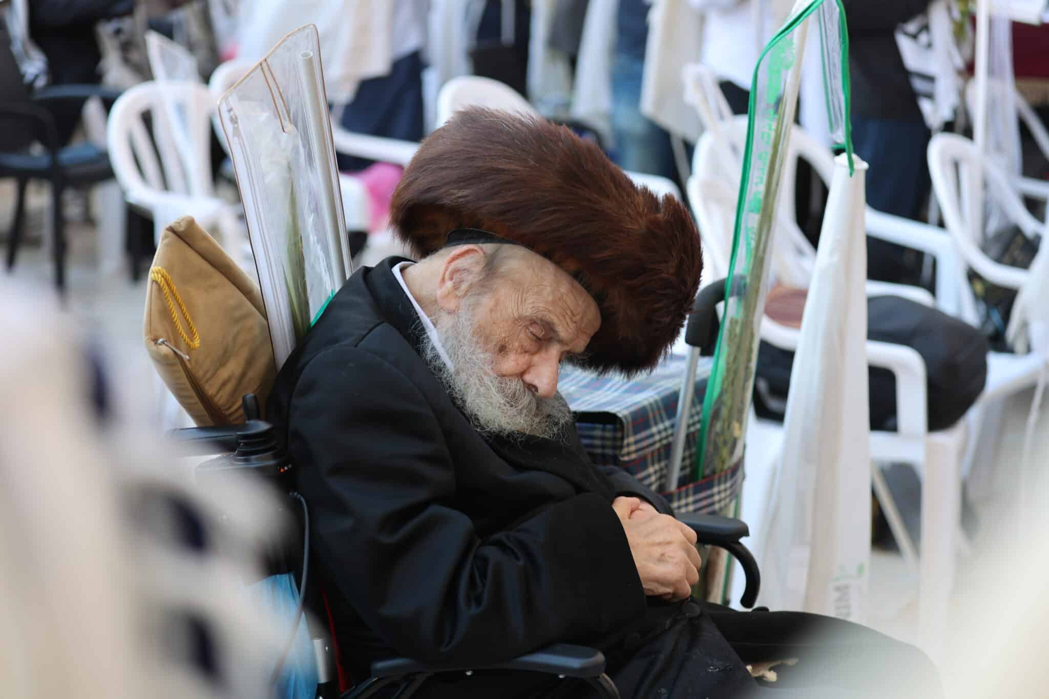 הגה"צ רבי אהרן מרדכי רוטנר בתפילה בשריד בית מקדשנו