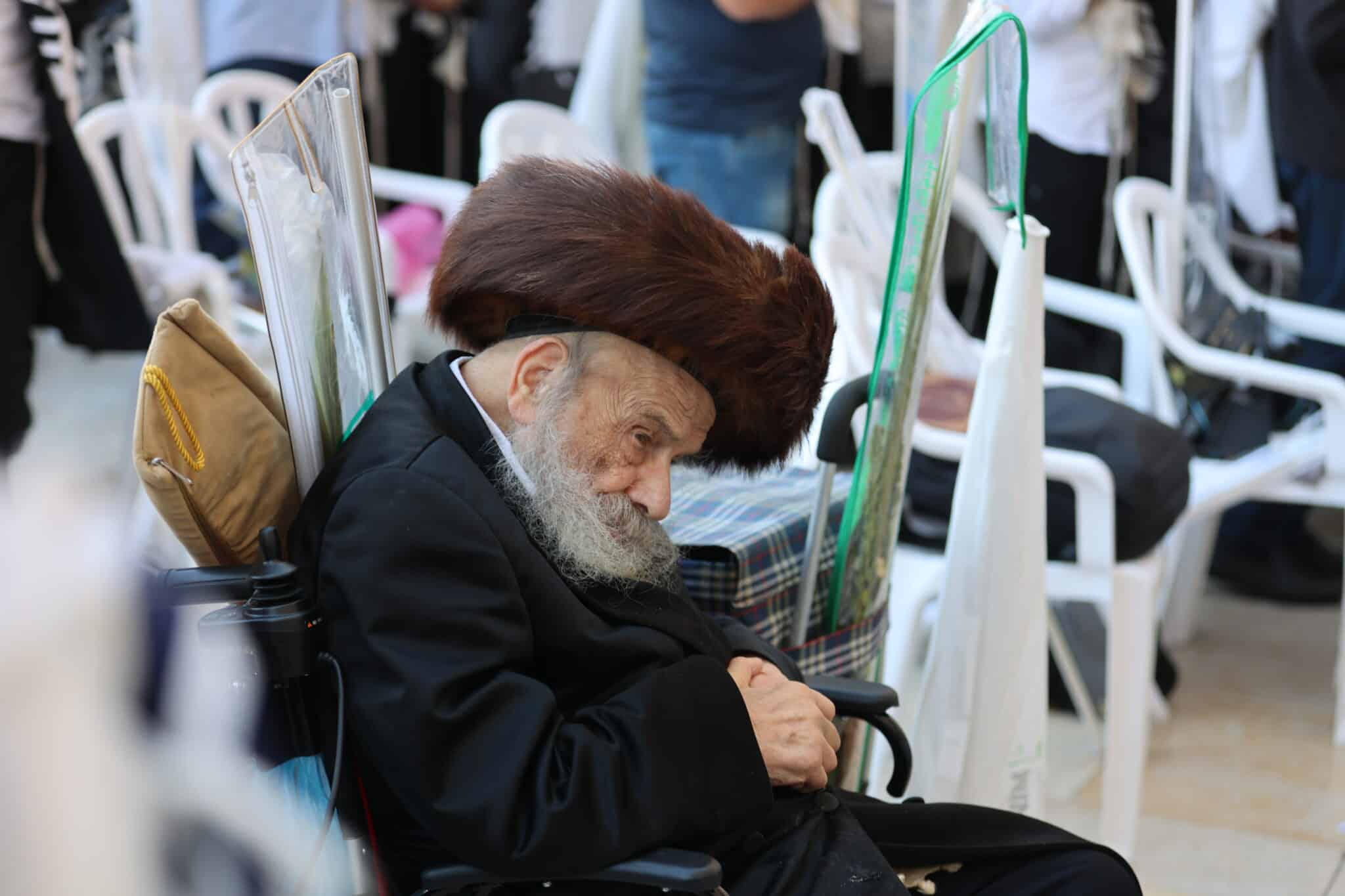 הגה"צ רבי אהרן מרדכי רוטנר בתפילה בשריד בית מקדשנו