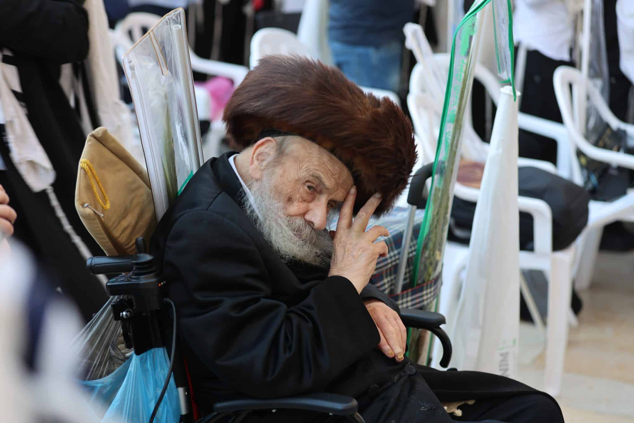 הגה"צ רבי אהרן מרדכי רוטנר בתפילה בשריד בית מקדשנו