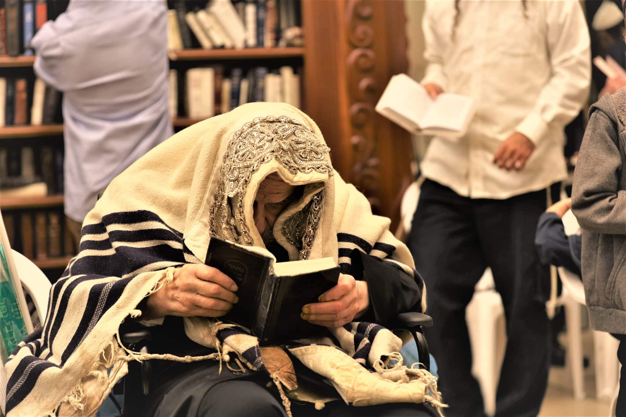 הגה"צ רבי אהרן מרדכי רוטנר בתפילה בשריד בית מקדשנו