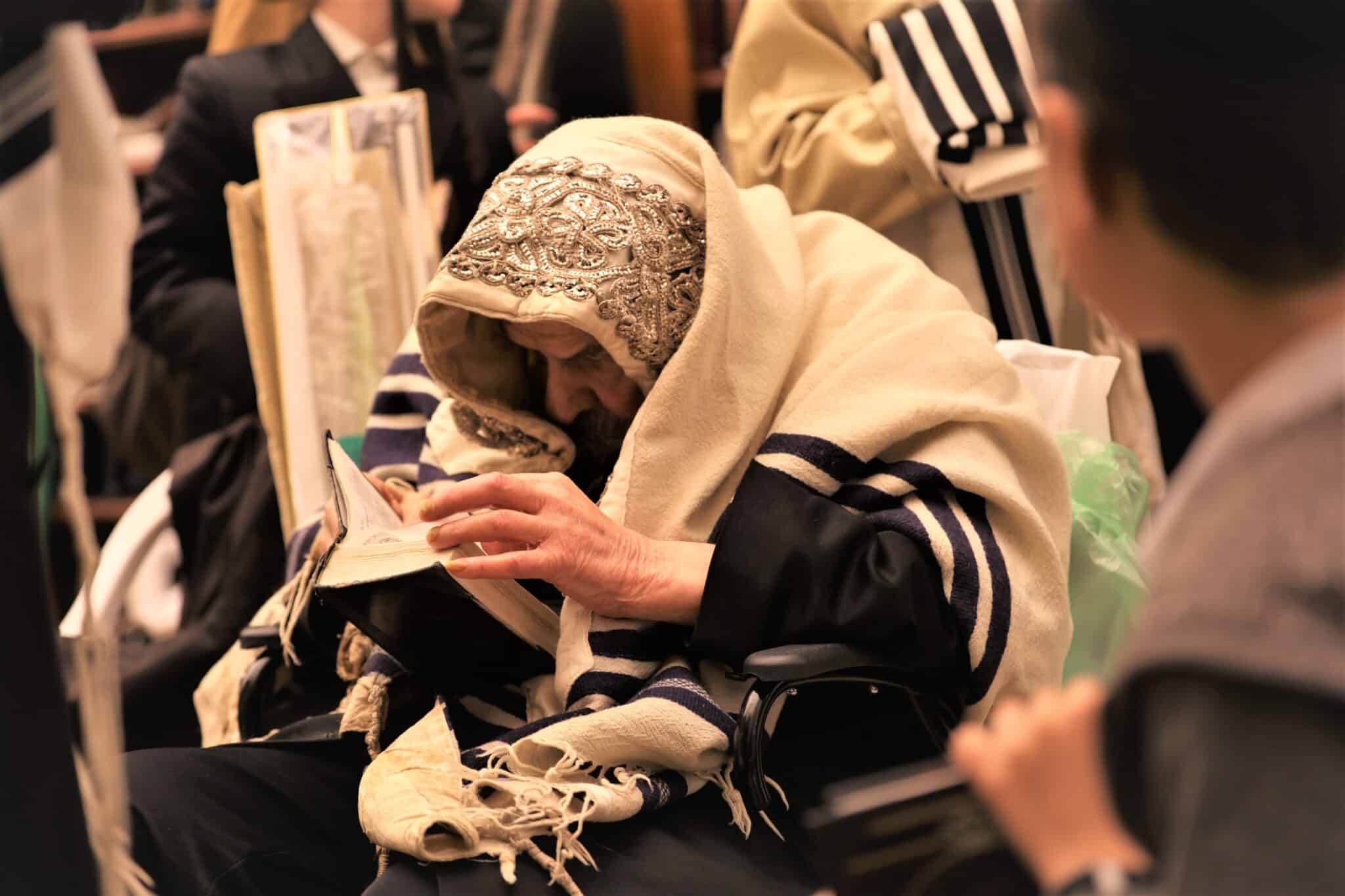 הגה"צ רבי אהרן מרדכי רוטנר בתפילה בשריד בית מקדשנו