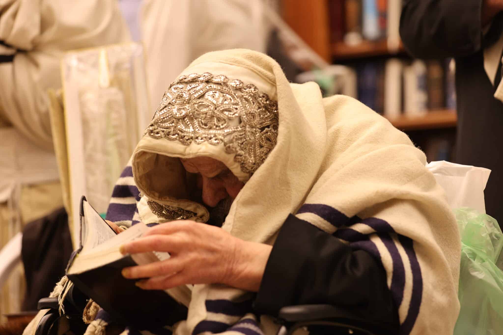 הגה"צ רבי אהרן מרדכי רוטנר בתפילה בשריד בית מקדשנו