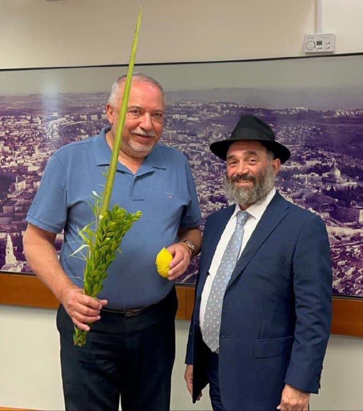 לפיד וליברמן הצטלמו עם ארבעת המינים