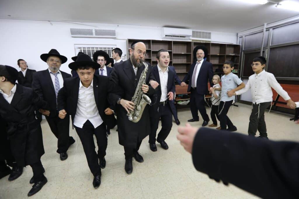 תלמידי הישיבה המיוחדת חגגו עם התורה • גלריה