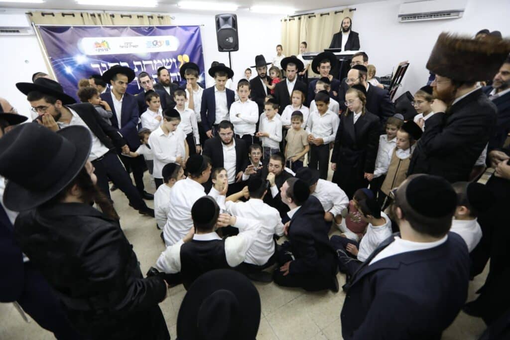 תלמידי הישיבה המיוחדת חגגו עם התורה • גלריה