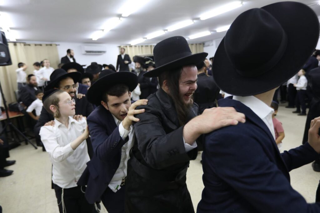 תלמידי הישיבה המיוחדת חגגו עם התורה • גלריה