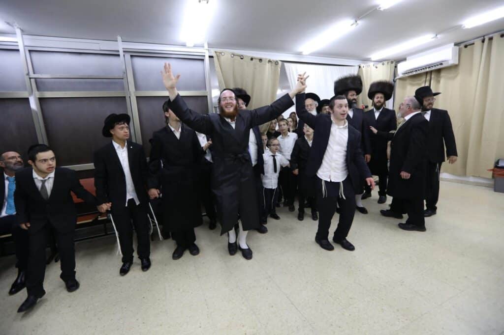 תלמידי הישיבה המיוחדת חגגו עם התורה • גלריה