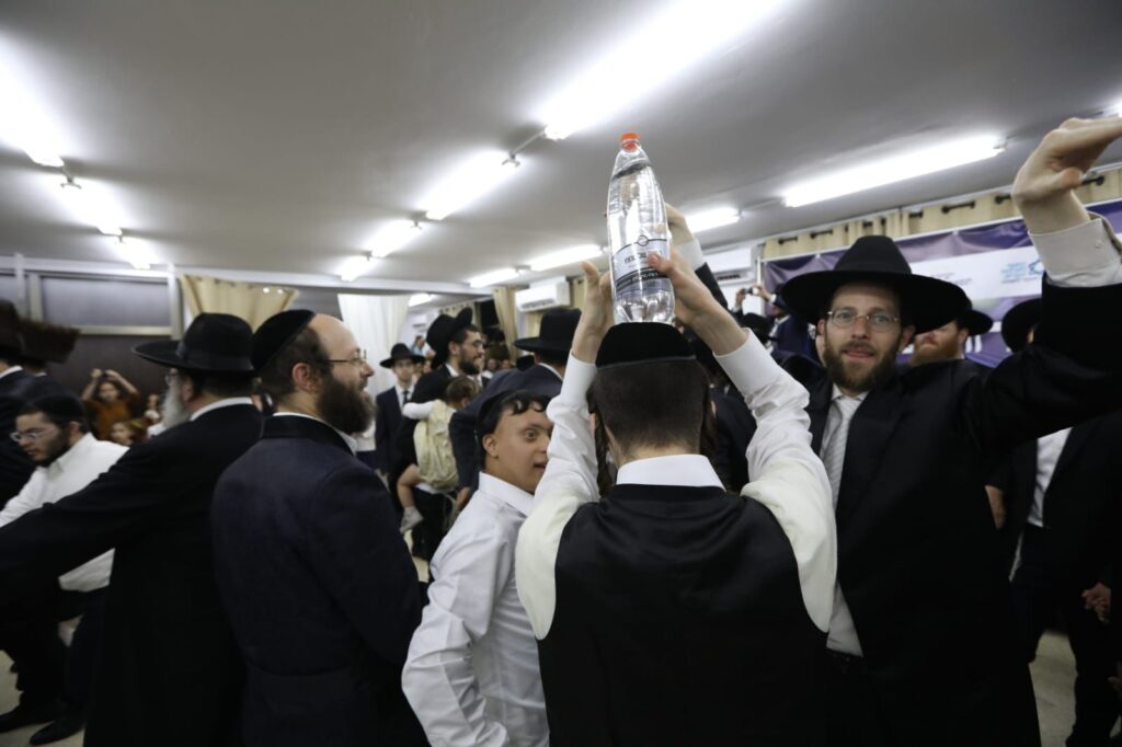 תלמידי הישיבה המיוחדת חגגו עם התורה • גלריה