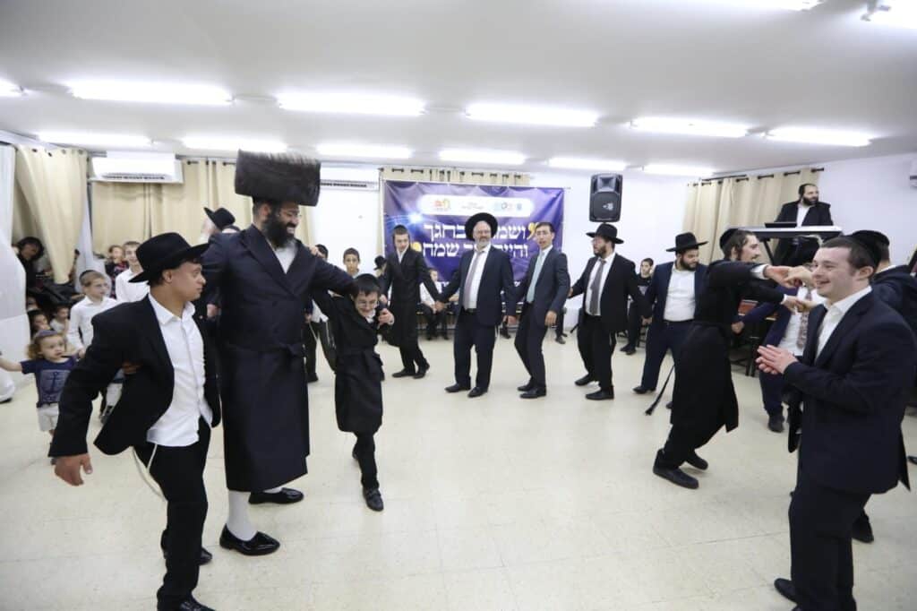 תלמידי הישיבה המיוחדת חגגו עם התורה • גלריה