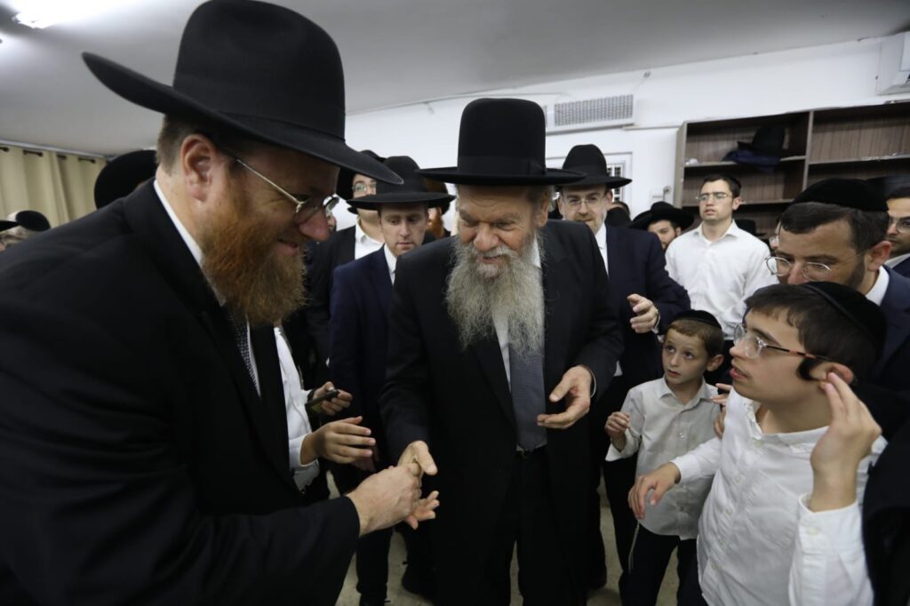 תלמידי הישיבה המיוחדת חגגו עם התורה • גלריה