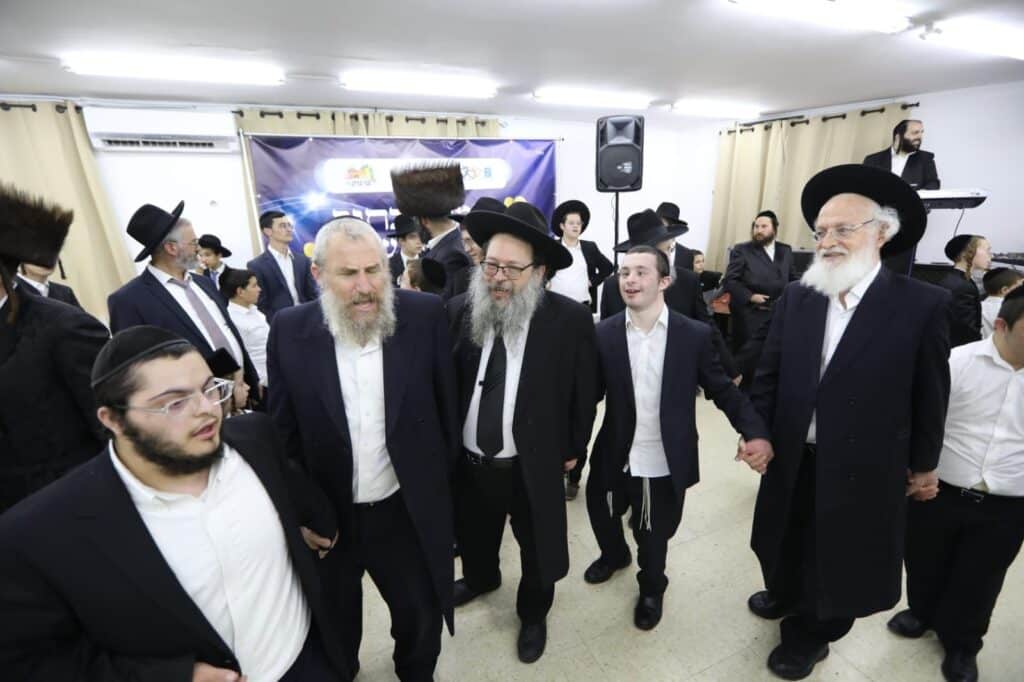 תלמידי הישיבה המיוחדת חגגו עם התורה • גלריה