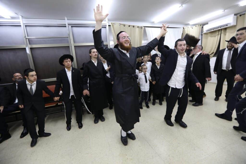 תלמידי הישיבה המיוחדת חגגו עם התורה • גלריה