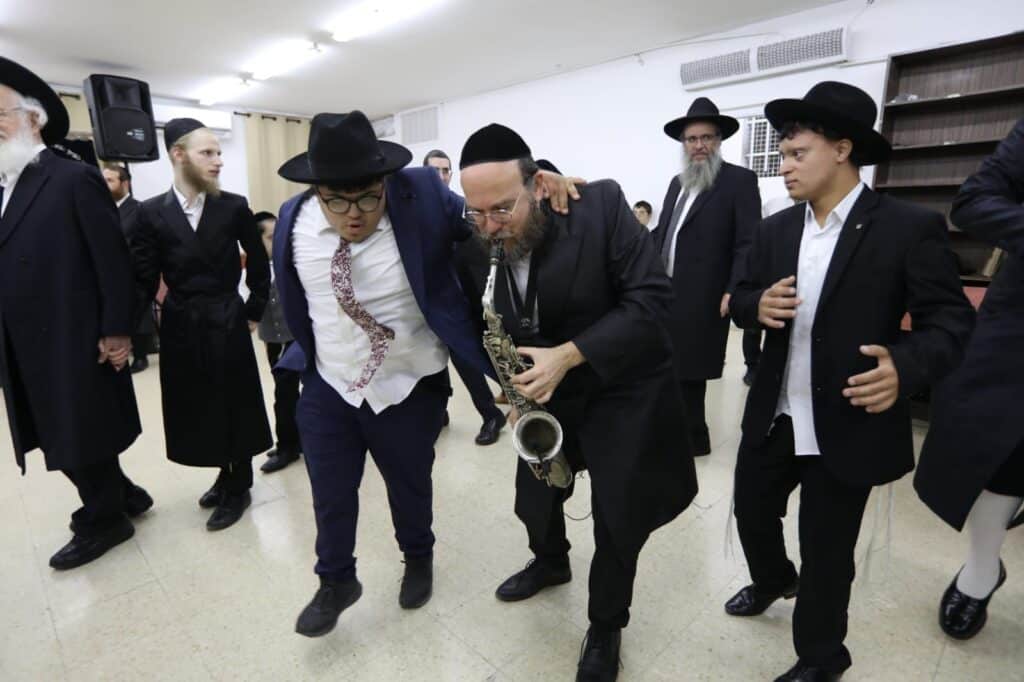 תלמידי הישיבה המיוחדת חגגו עם התורה • גלריה