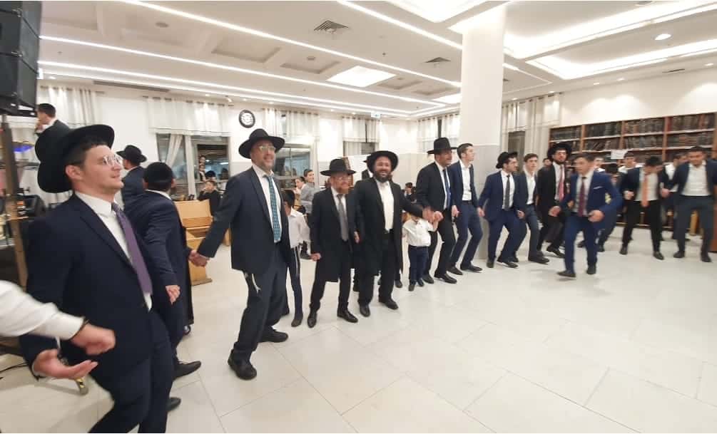 ב'אמרי דעת' רקדו עם עשרות ספריו של ראש הישיבה • צפו