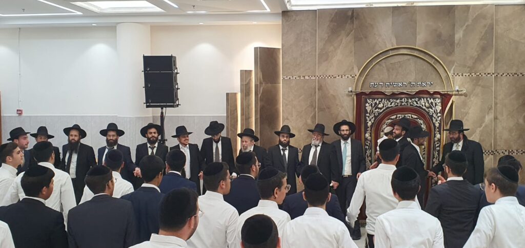 ב'אמרי דעת' רקדו עם עשרות ספריו של ראש הישיבה • צפו