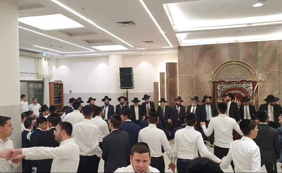 ב'אמרי דעת' רקדו עם עשרות ספריו של ראש הישיבה • צפו