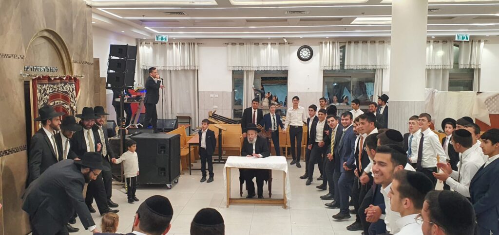 ב'אמרי דעת' רקדו עם עשרות ספריו של ראש הישיבה • צפו