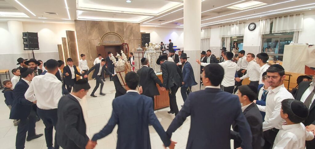 ב'אמרי דעת' רקדו עם עשרות ספריו של ראש הישיבה • צפו