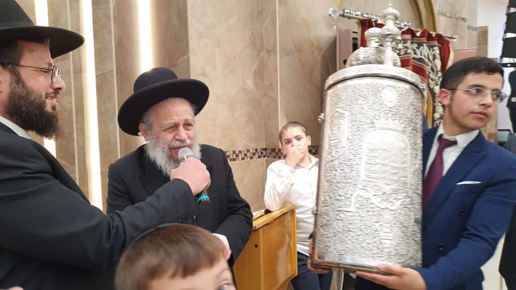 ב'אמרי דעת' רקדו עם עשרות ספריו של ראש הישיבה • צפו