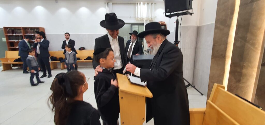 ב'אמרי דעת' רקדו עם עשרות ספריו של ראש הישיבה • צפו