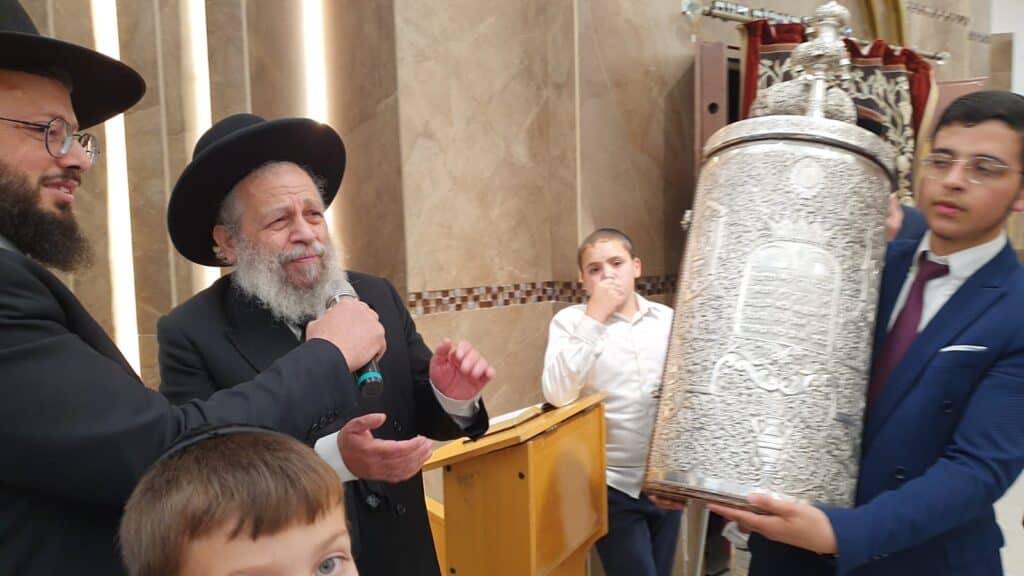 ב'אמרי דעת' רקדו עם עשרות ספריו של ראש הישיבה • צפו