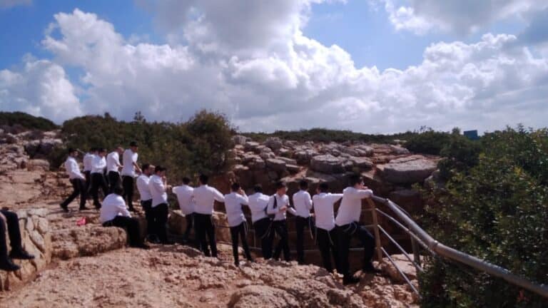 אקסלים בלב המדבר: הפינוקים לבני הישיבות