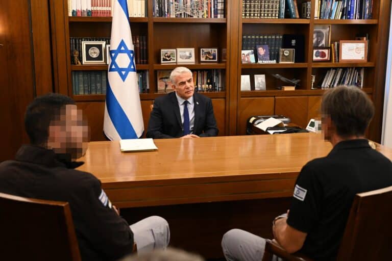 לפיד נפגש עם המאבטחים שחיסלו את המחבל