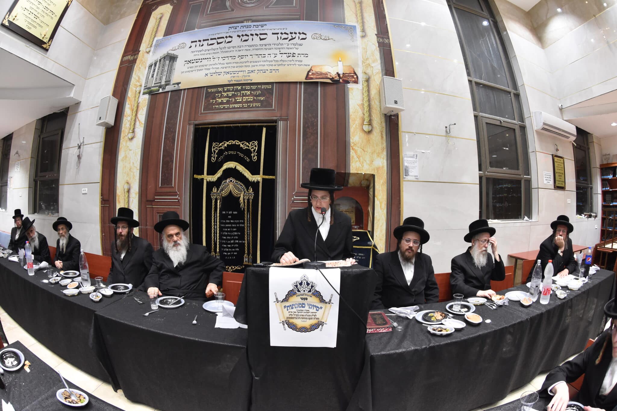 מעמד סיומי מסכתות בישיבת מנחת יצחק בראשות ראש הישיבה הגרד"צ שלזינגר