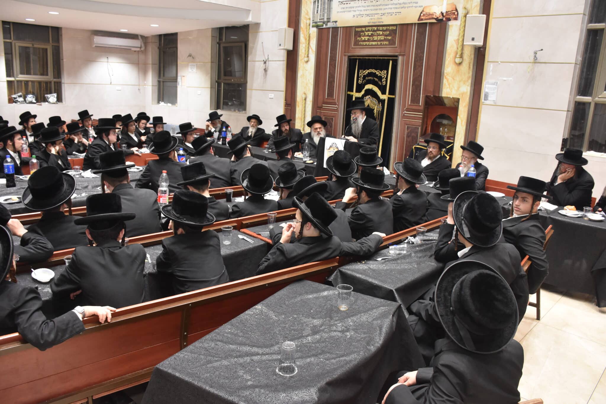 מעמד סיומי מסכתות בישיבת מנחת יצחק בראשות ראש הישיבה הגרד"צ שלזינגר