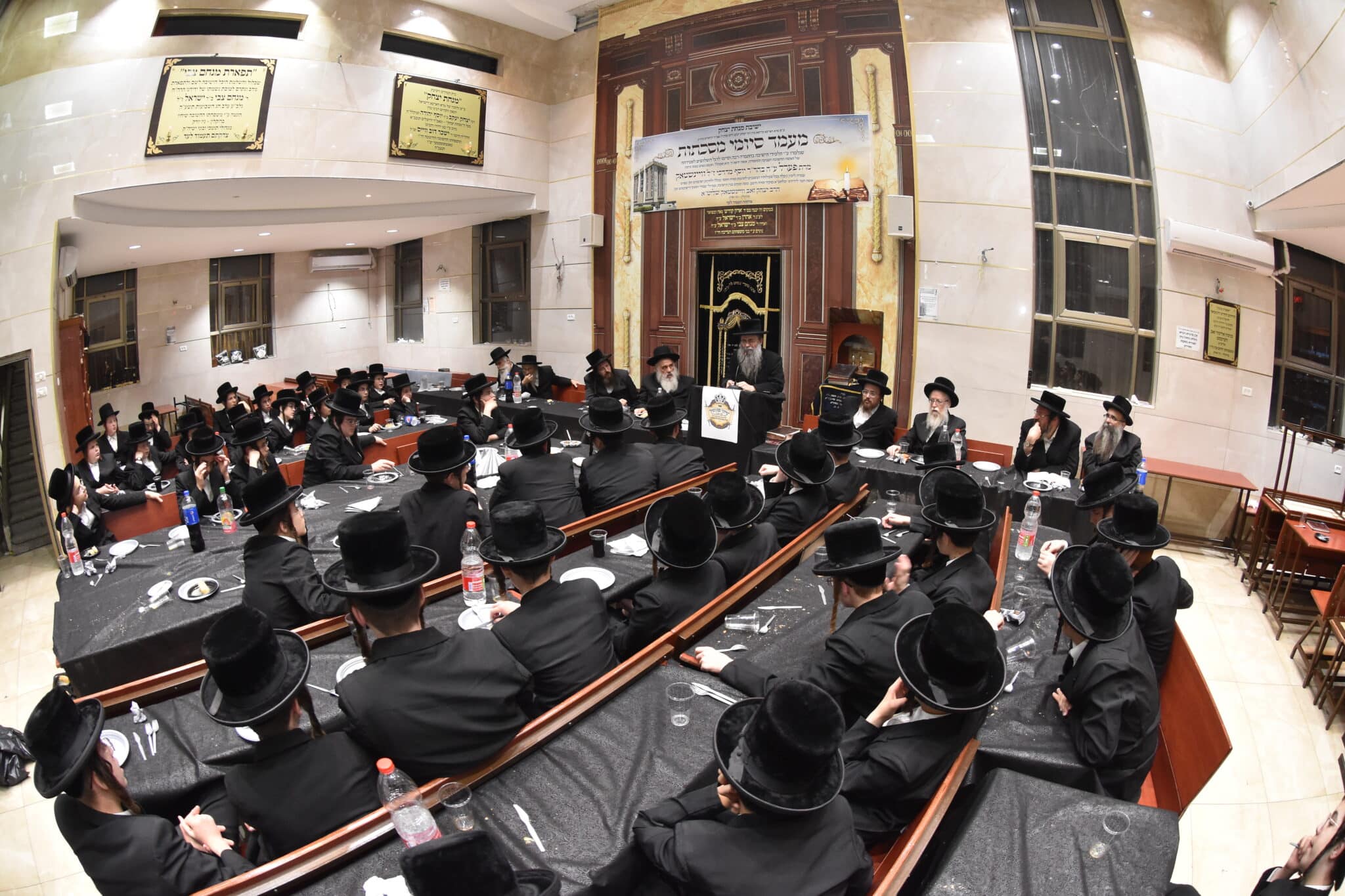 מעמד סיומי מסכתות בישיבת מנחת יצחק בראשות ראש הישיבה הגרד"צ שלזינגר