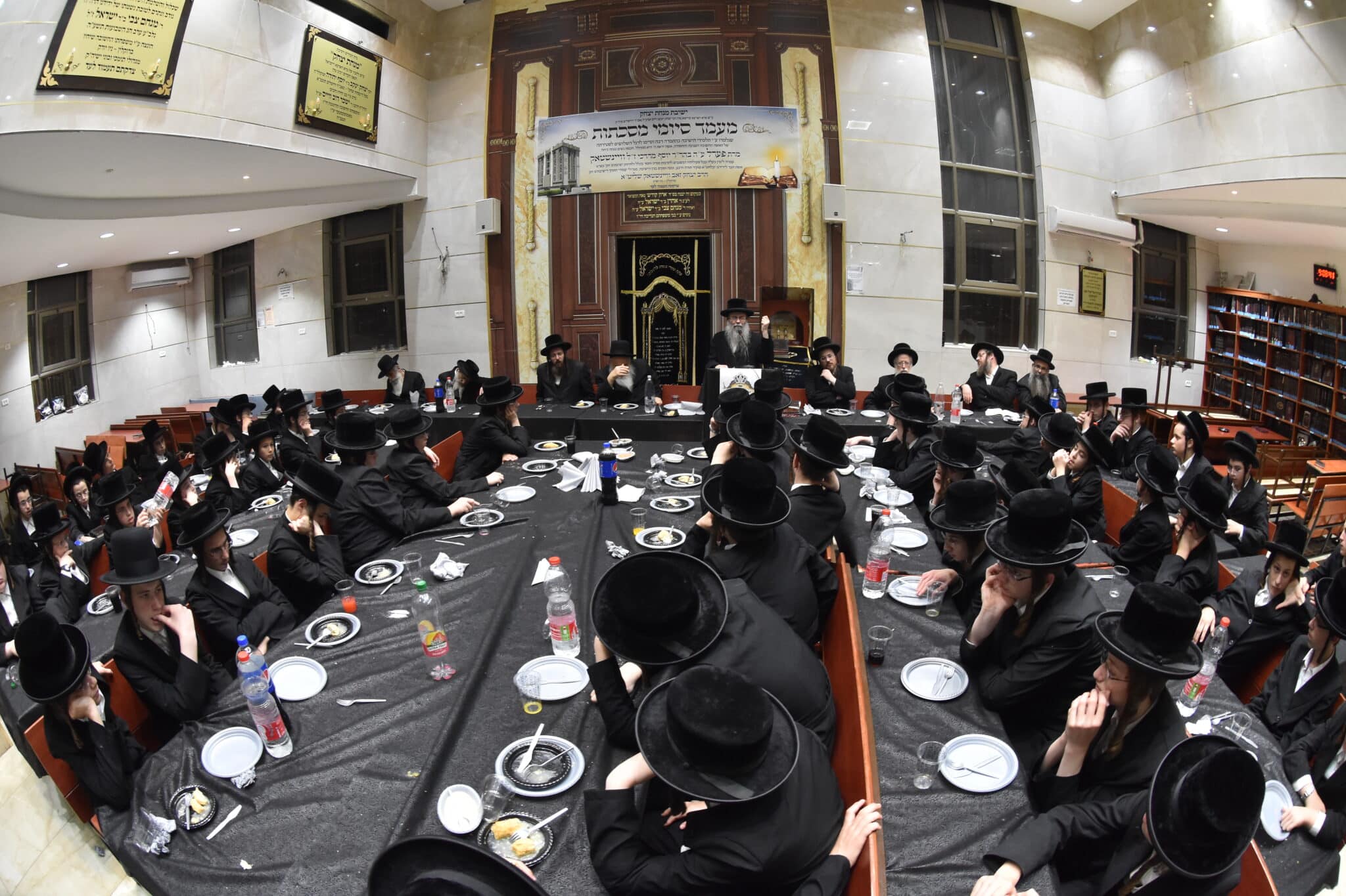 מעמד סיומי מסכתות בישיבת מנחת יצחק בראשות ראש הישיבה הגרד"צ שלזינגר