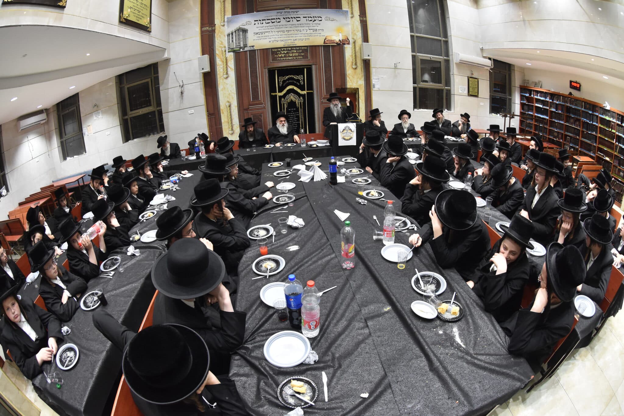 מעמד סיומי מסכתות בישיבת מנחת יצחק בראשות ראש הישיבה הגרד"צ שלזינגר