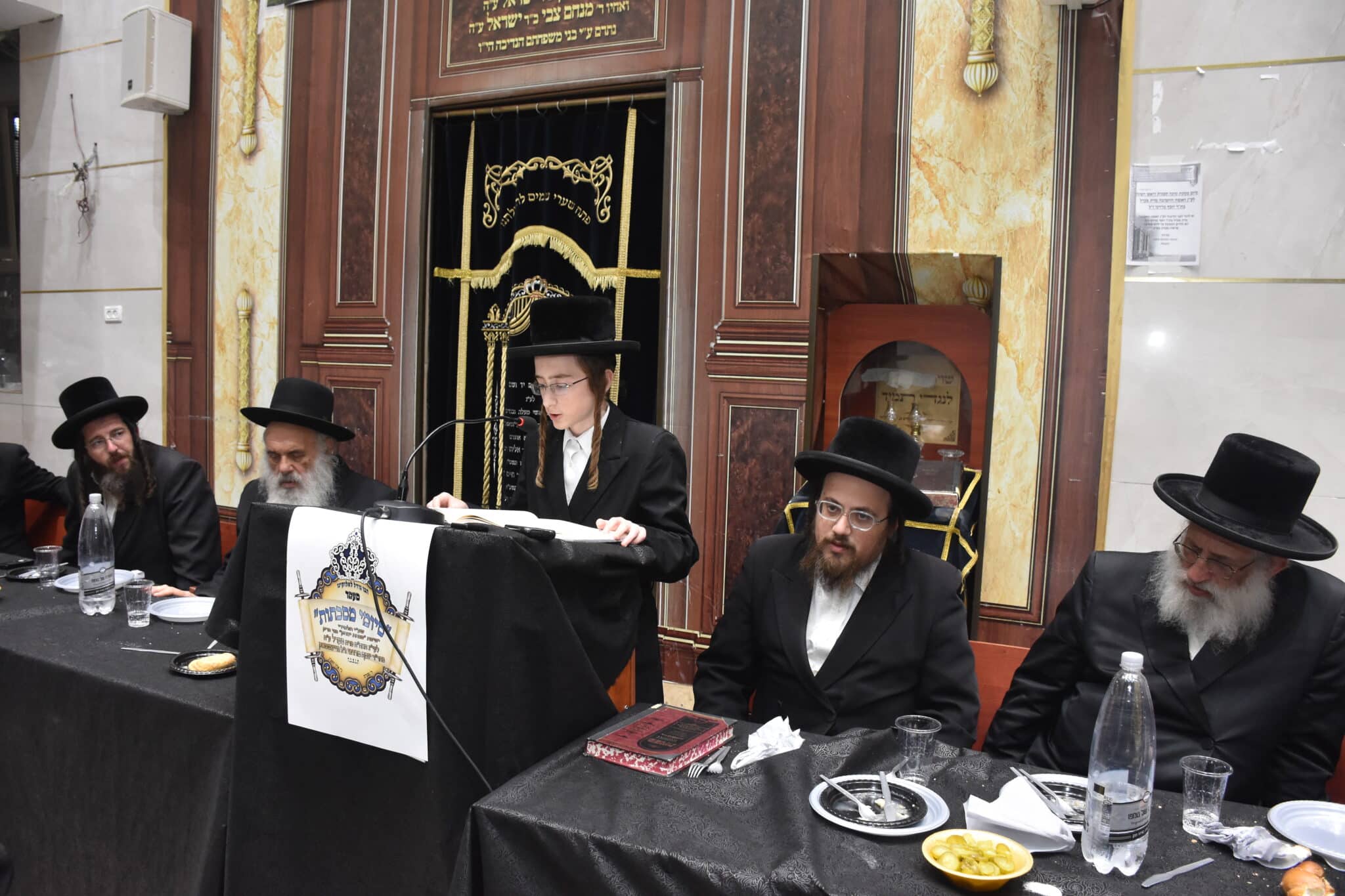 מעמד סיומי מסכתות בישיבת מנחת יצחק בראשות ראש הישיבה הגרד"צ שלזינגר