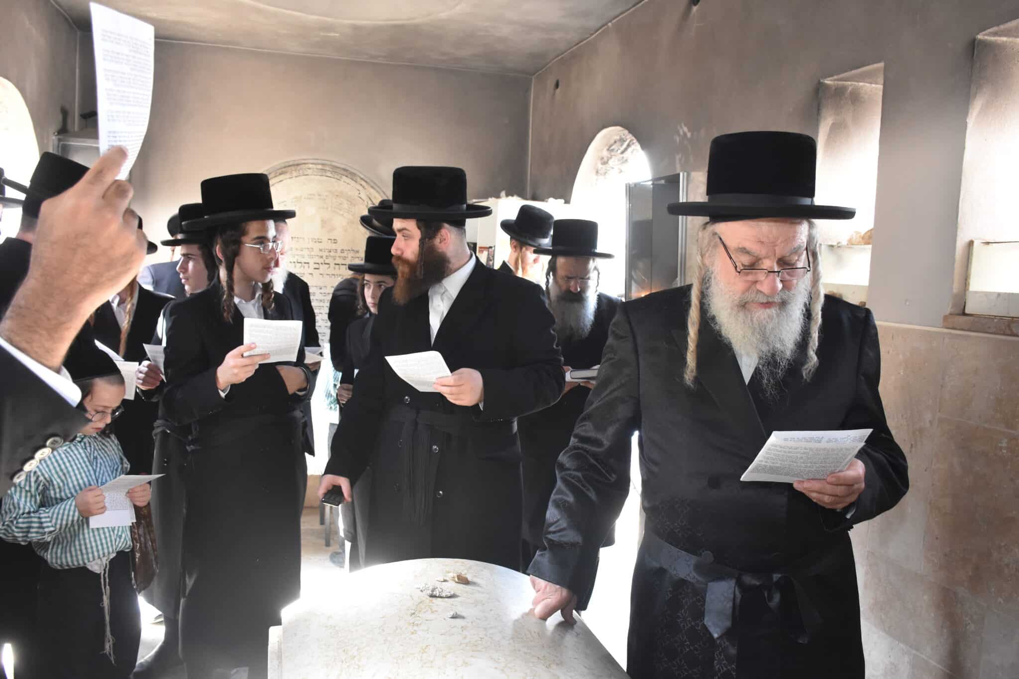 אדמו"ר מאשלג בעליה לציון זקנו כ"ק אדמו"ר מאשל • גלריה: