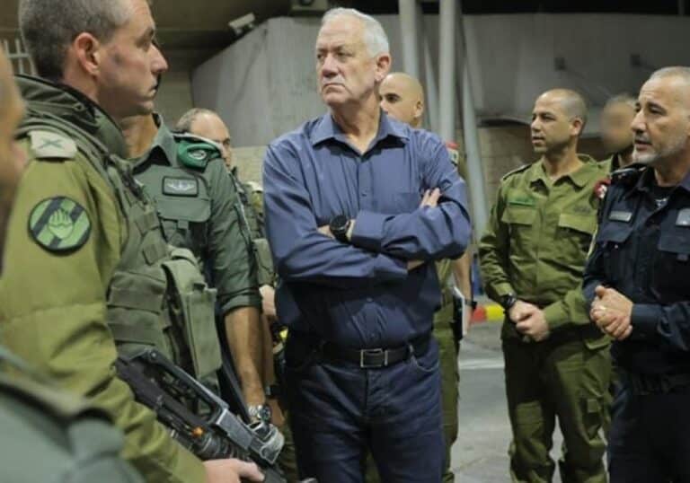 גנץ: שלל היתרי כניסה ל-164 בני משפחות מחבלים