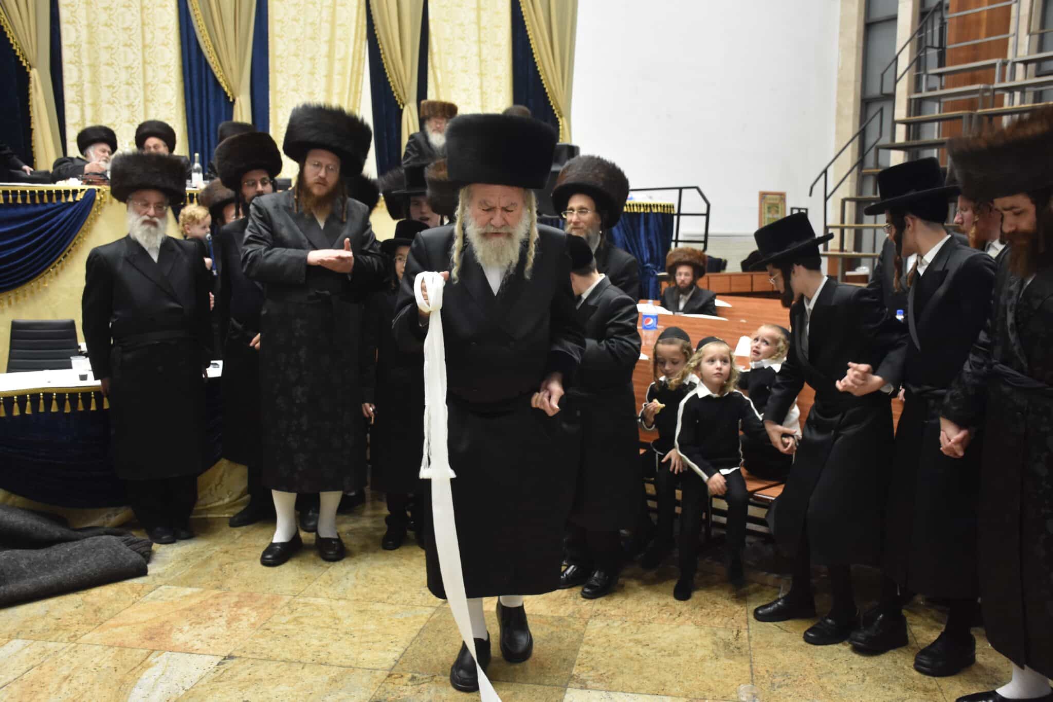 שמחת החתונה בחצרות אשלג ביאלא קומרנא