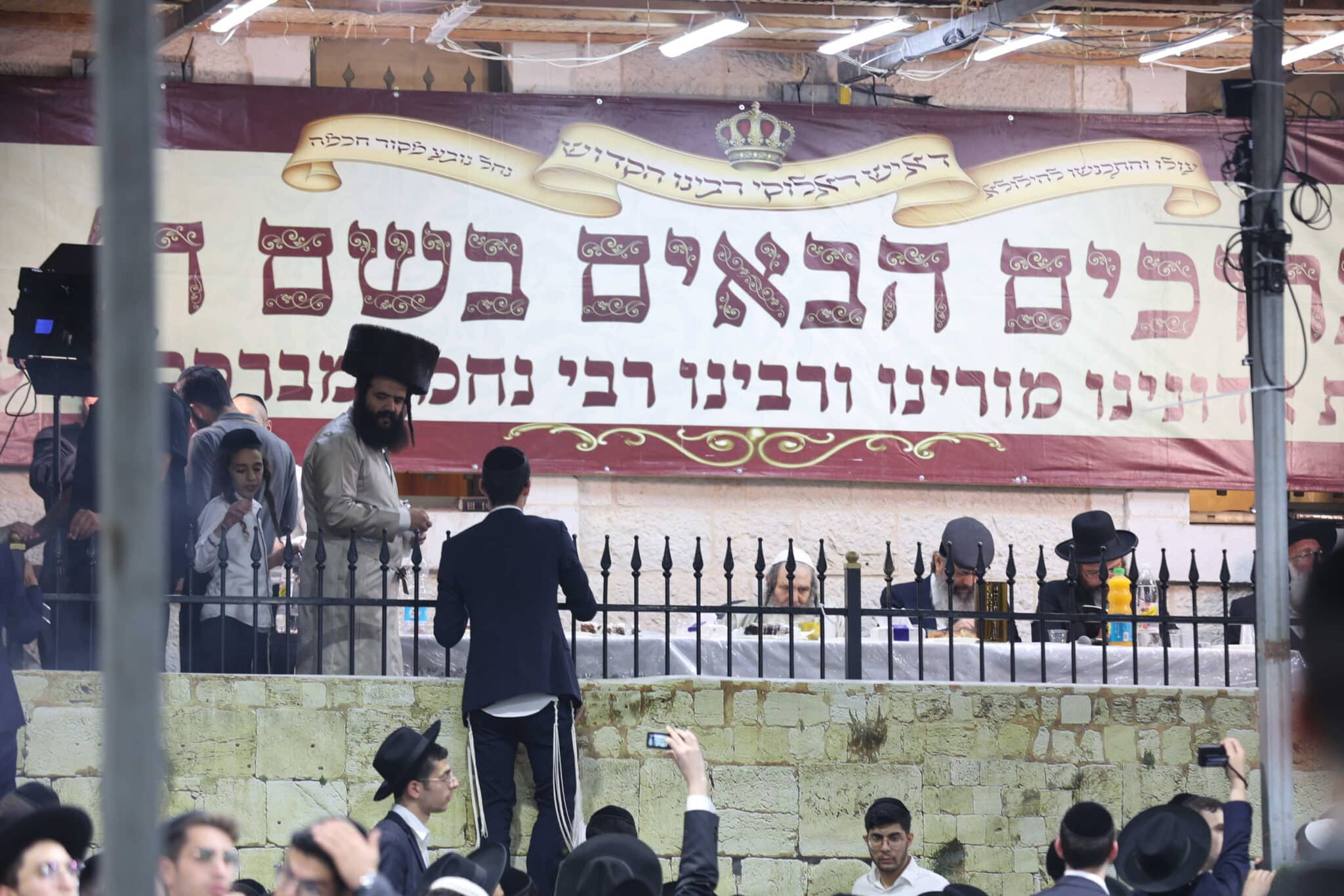 המונים בשמחת בית השואבה אצל הרב שלום ארוש