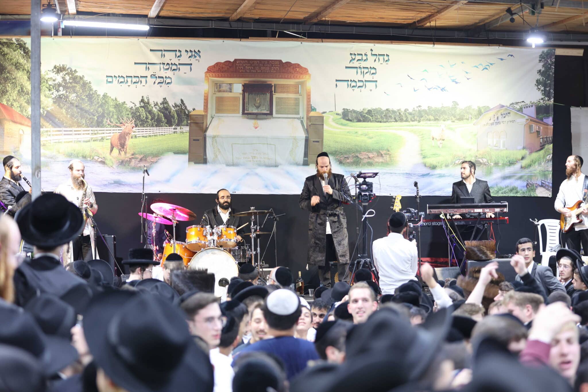 המונים בשמחת בית השואבה אצל הרב שלום ארוש