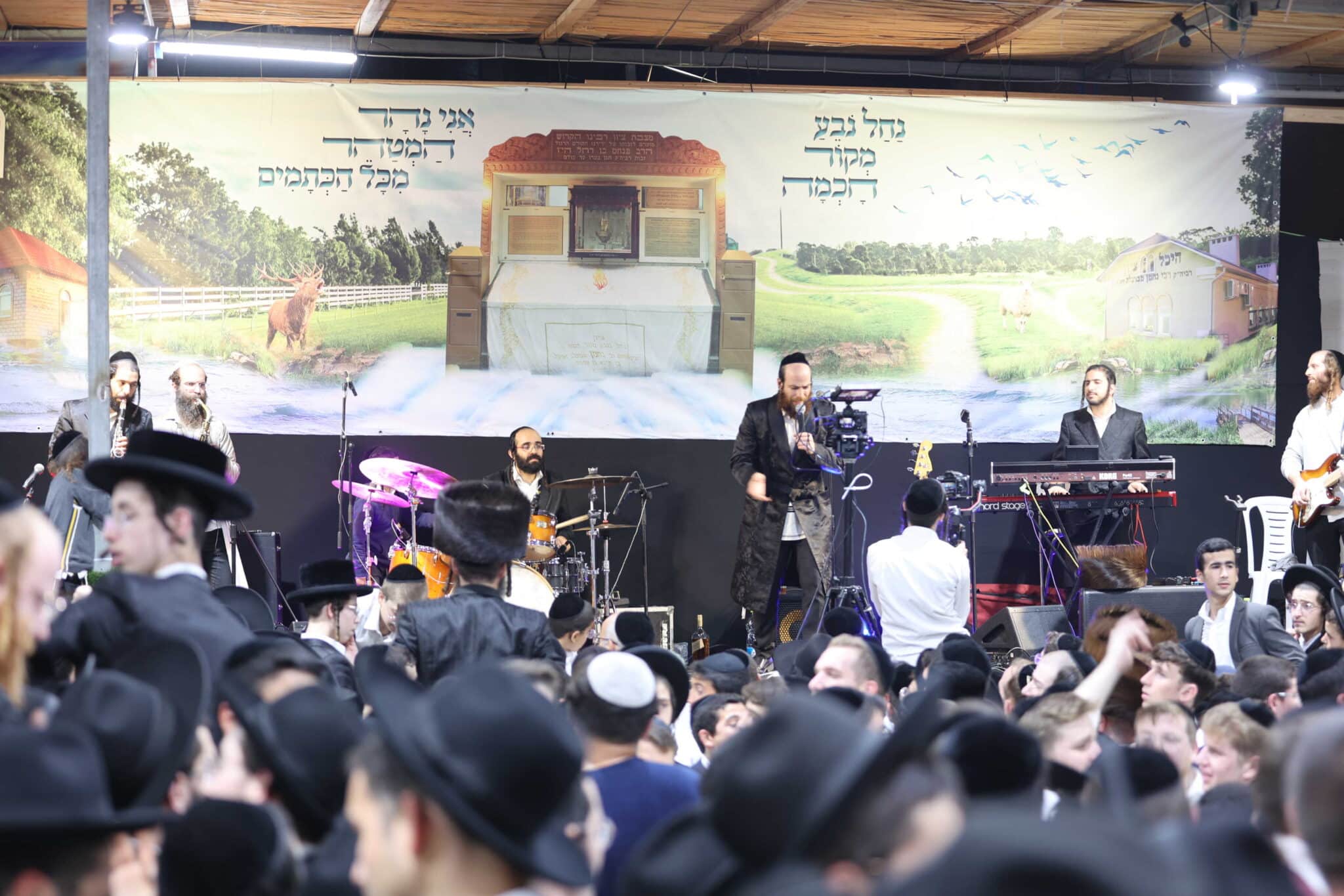 המונים בשמחת בית השואבה אצל הרב שלום ארוש