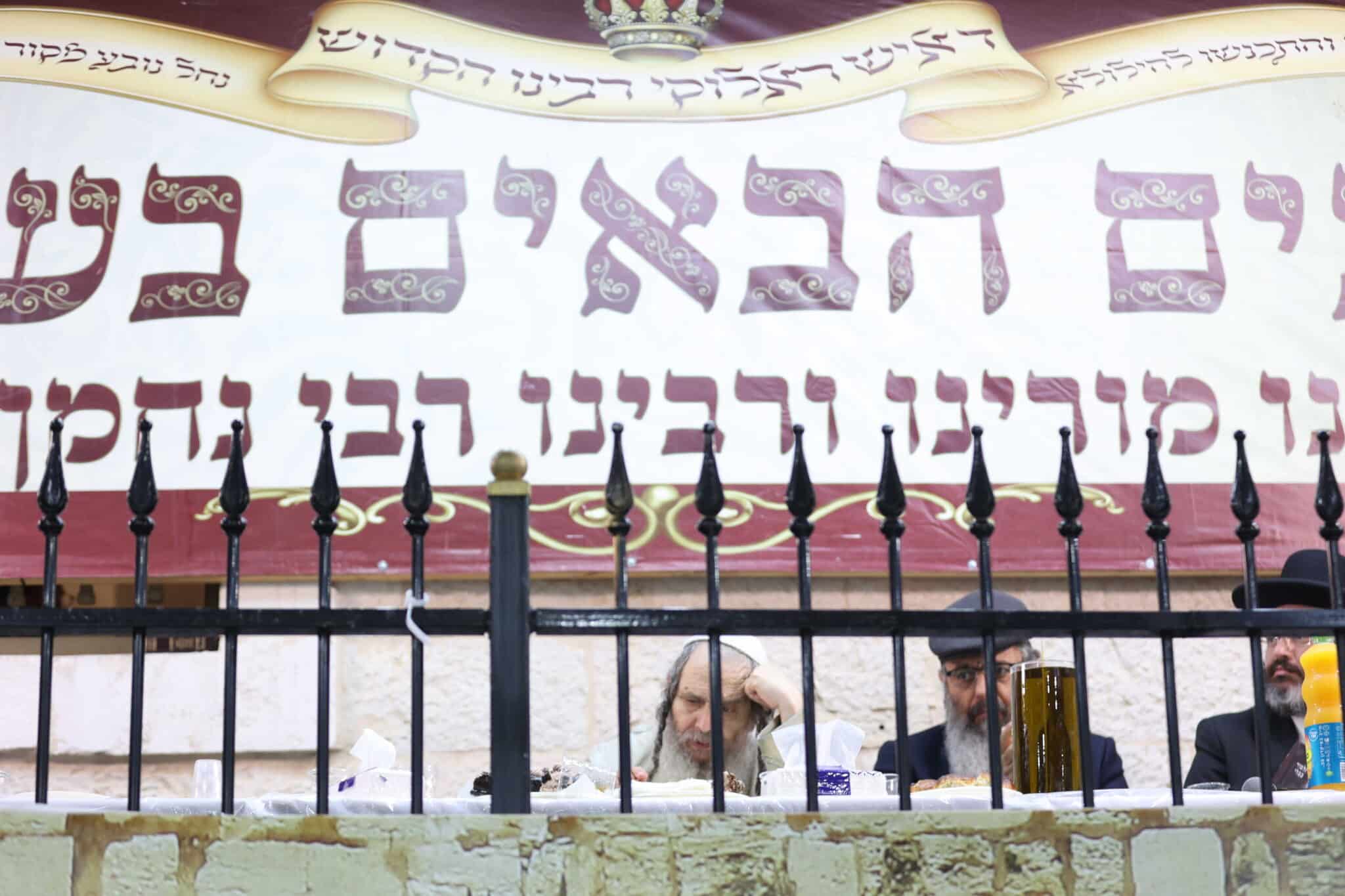 המונים בשמחת בית השואבה אצל הרב שלום ארוש