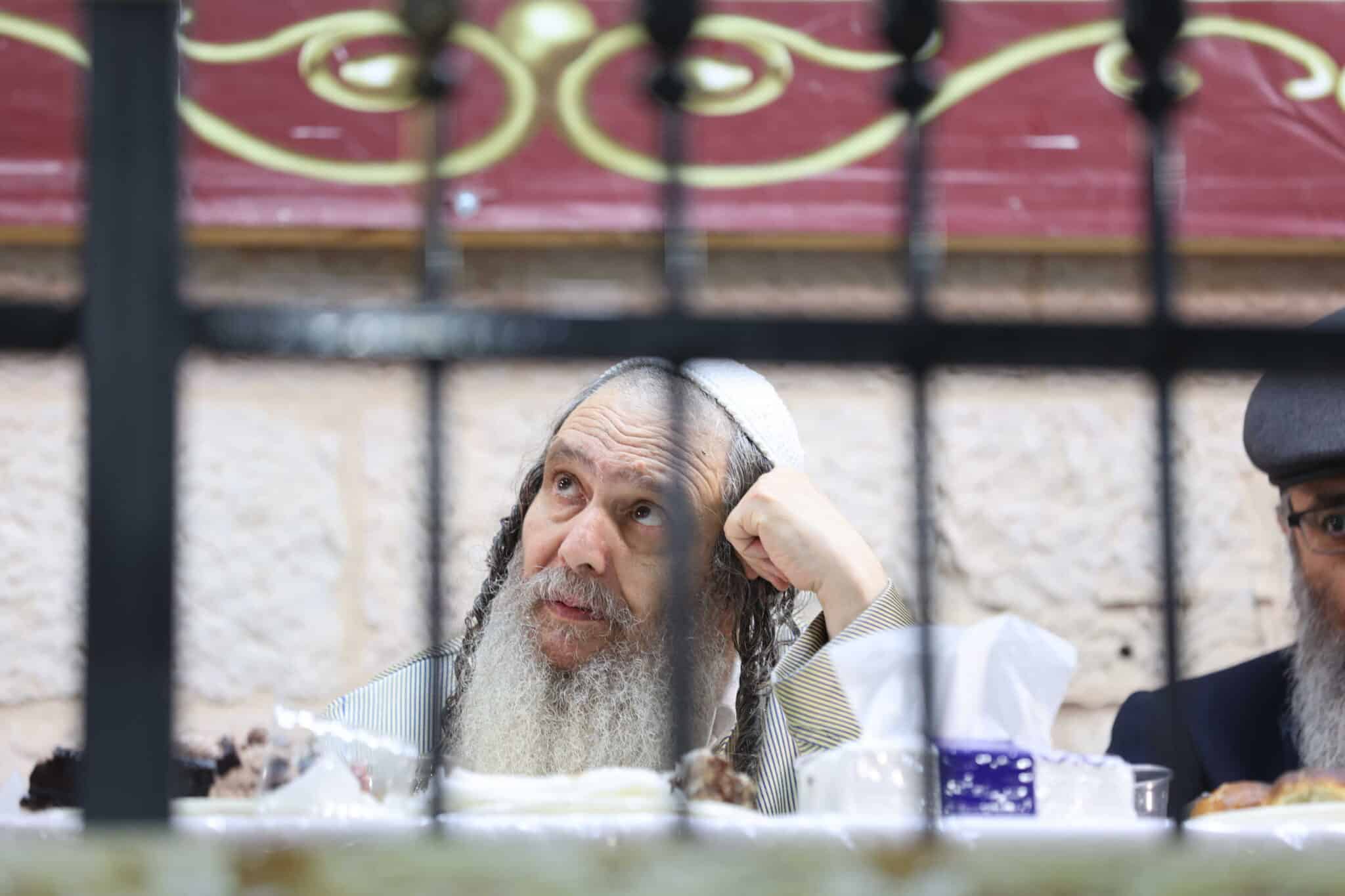 המונים בשמחת בית השואבה אצל הרב שלום ארוש