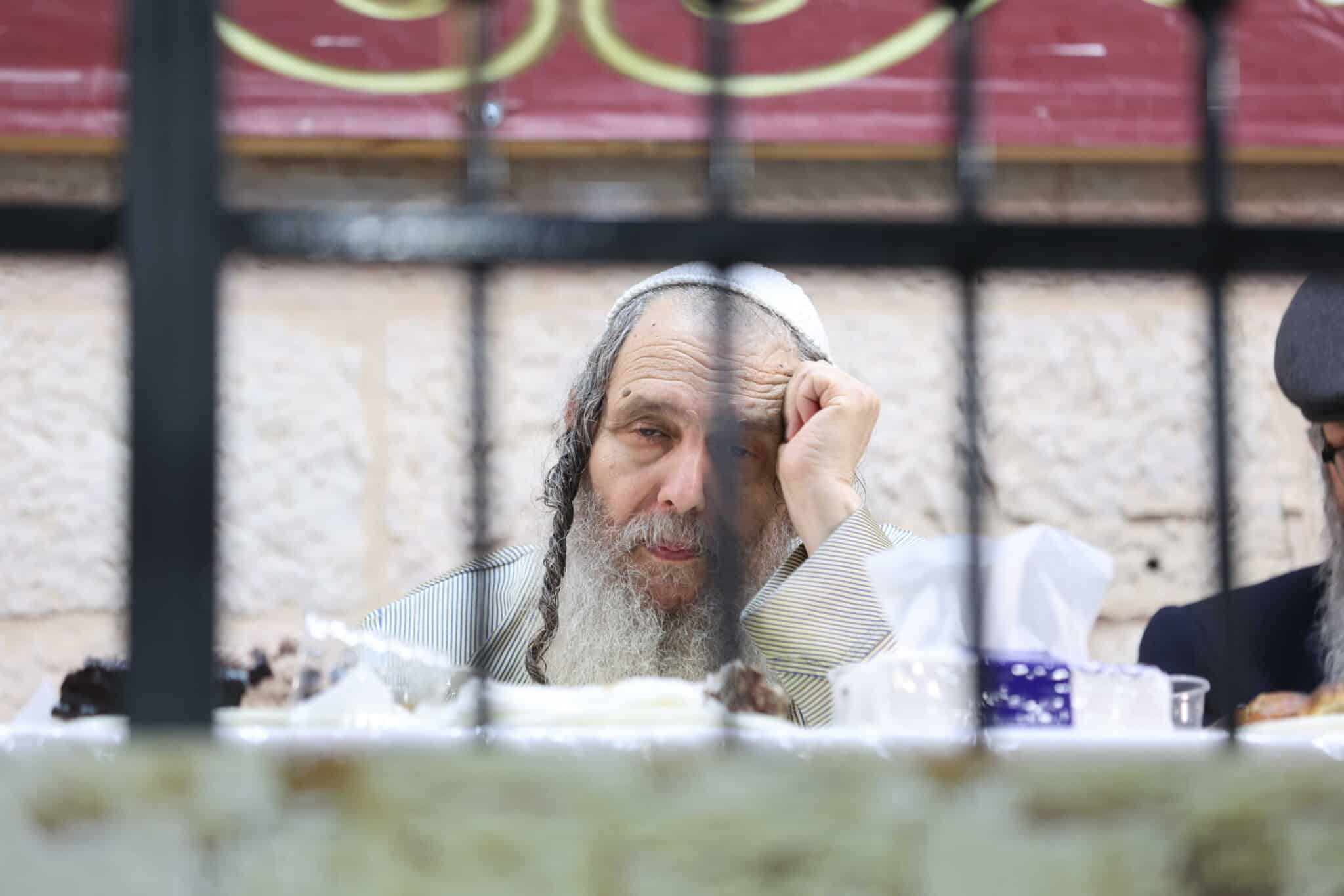 המונים בשמחת בית השואבה אצל הרב שלום ארוש