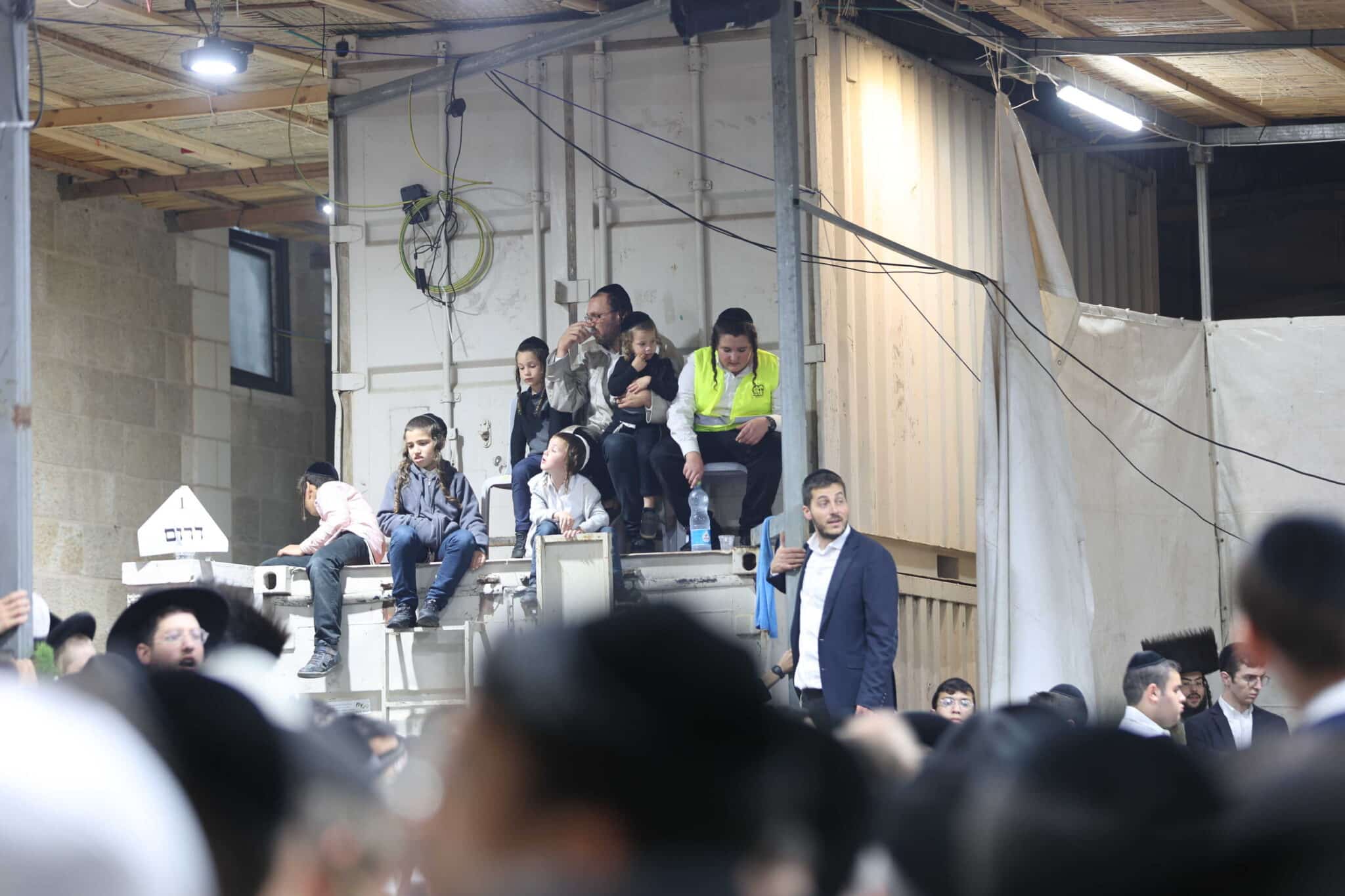 המונים בשמחת בית השואבה אצל הרב שלום ארוש