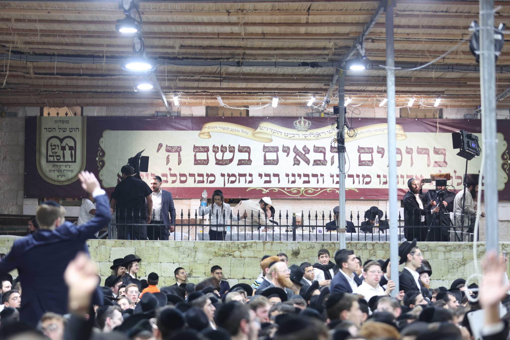 המונים בשמחת בית השואבה אצל הרב שלום ארוש