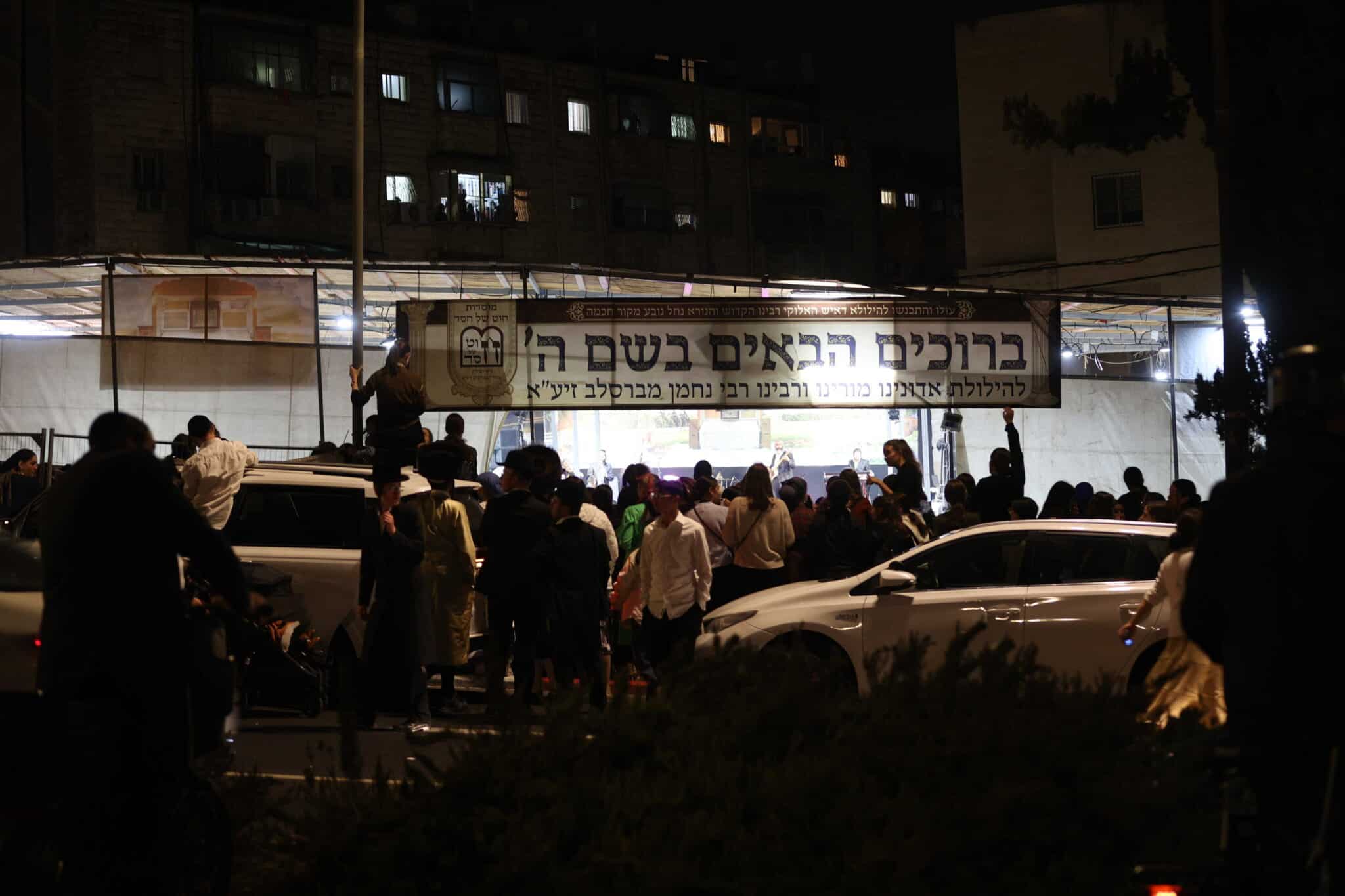 המונים בשמחת בית השואבה אצל הרב שלום ארוש