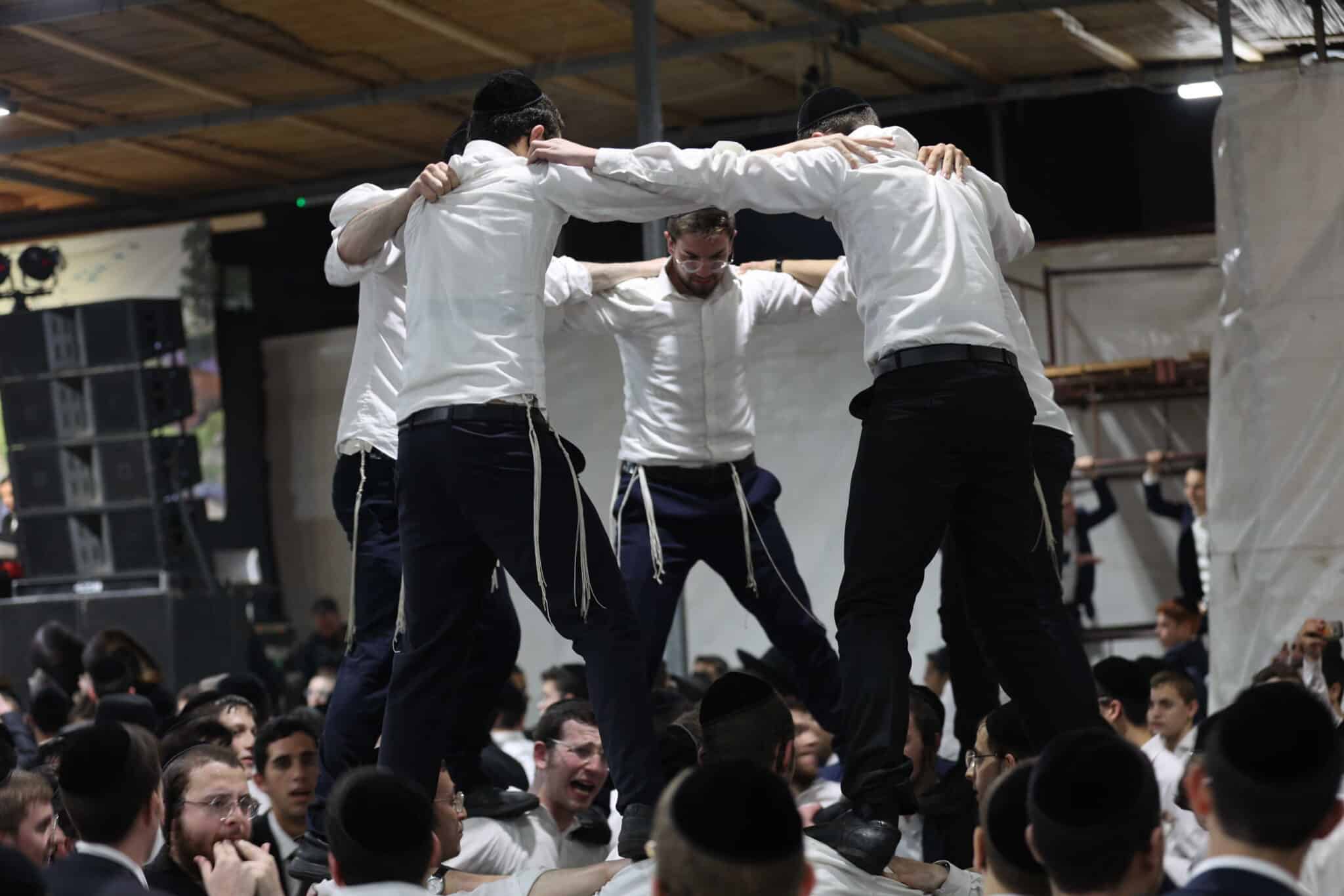 המונים בשמחת בית השואבה אצל הרב שלום ארוש